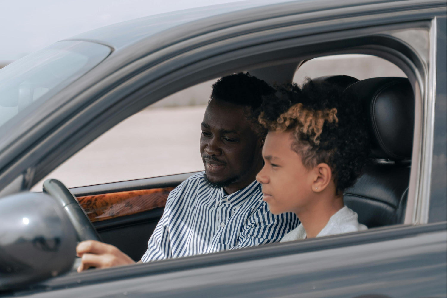 Parents help their children drive with the assistance of the LAMTTO DC22 dashcam.